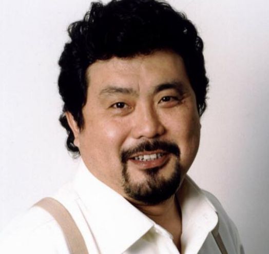 是家喻户晓的佟铁鑫他遭遇车祸打官司爱游戏app网站歌唱家魏松：表弟(图3)